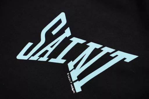 SM 23ss Saint street font print shortsThe fabric is 380G100% cotton,The surface is 36 woven, the bottom is 8 woven, and the lining is half-pulled (plush) fabric.The printing is all done by fully automatic elliptical machine printing glue paste operation.The printing force is evenly distributed without burrs, and the hem is not locked.It is normal for it to roll up automatically after wearing for a period of time.The crotch is spliced ​​with anti-stretching thickened fabric to avoid the problem of crotch bursting.Customized accessories,A full set of accessories for hard cardboard printing tags are available