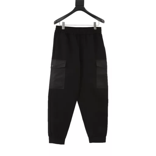 Prada PRD recycled nylon double pocket cotton fleece sweatpantsMade of cotton fleece fabric, work pockets made of recycled nylon fabric, elastic waistband with crimping technology, flap added to pocket opening, closed with concealed button, invisible pocket design on back pocket, zipper opening, 1.5cm hemming on pocket opening to better hide zipper, embellished with enameled triangle label at the bottom, flat cowhide tapered leg opening, casual style