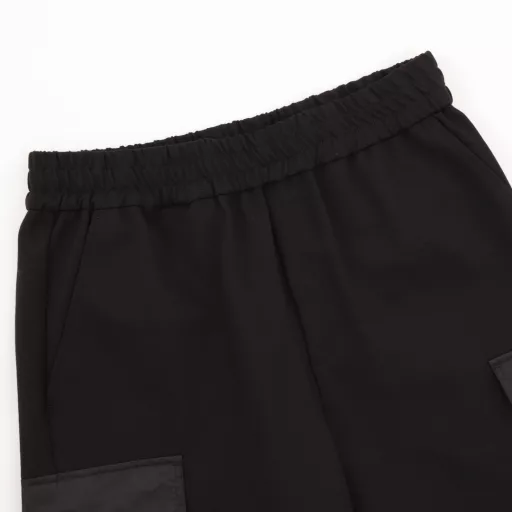 Prada PRD recycled nylon double pocket cotton fleece sweatpantsMade of cotton fleece fabric, work pockets made of recycled nylon fabric, elastic waistband with crimping technology, flap added to pocket opening, closed with concealed button, invisible pocket design on back pocket, zipper opening, 1.5cm hemming on pocket opening to better hide zipper, embellished with enameled triangle label at the bottom, flat cowhide tapered leg opening, casual style