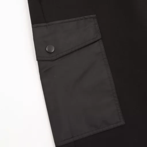 Prada PRD recycled nylon double pocket cotton fleece sweatpantsMade of cotton fleece fabric, work pockets made of recycled nylon fabric, elastic waistband with crimping technology, flap added to pocket opening, closed with concealed button, invisible pocket design on back pocket, zipper opening, 1.5cm hemming on pocket opening to better hide zipper, embellished with enameled triangle label at the bottom, flat cowhide tapered leg opening, casual style