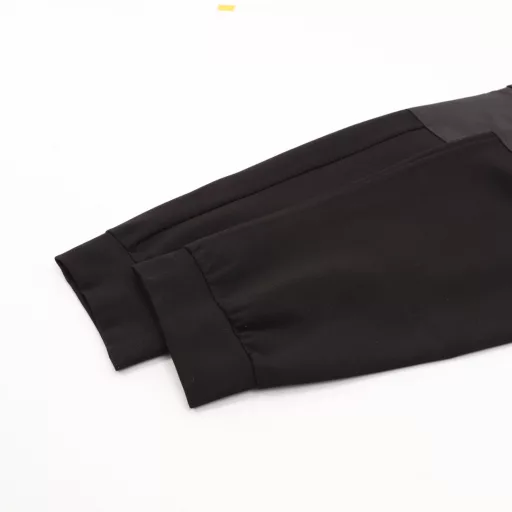 Prada PRD recycled nylon double pocket cotton fleece sweatpantsMade of cotton fleece fabric, work pockets made of recycled nylon fabric, elastic waistband with crimping technology, flap added to pocket opening, closed with concealed button, invisible pocket design on back pocket, zipper opening, 1.5cm hemming on pocket opening to better hide zipper, embellished with enameled triangle label at the bottom, flat cowhide tapered leg opening, casual style