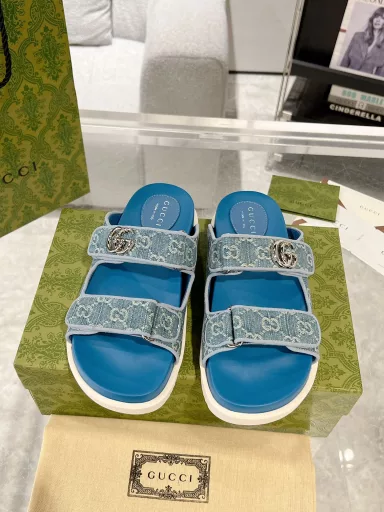 Latest Gucci24ss new product Double G women's Velcro sandals 😎 This flat sandal is designed with Velcro straps, modern and sporty, bringing a comfortable feeling. This accessory is crafted with light blue and ivory GG denim fabrics, and the upper straps are decorated with elegant double G accessories, showing a unique style.Gucci classic monogram fabric surface… hot diamond surface… rubber outsole… ZP mold midsole pad… original metal buckle/diamond surface