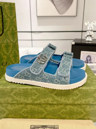 Latest Gucci24ss new product Double G women's Velcro sandals 😎 This flat sandal is designed with Velcro straps, modern and sporty, bringing a comfortable feeling. This accessory is crafted with light blue and ivory GG denim fabrics, and the upper straps are decorated with elegant double G accessories, showing a unique style.Gucci classic monogram fabric surface… hot diamond surface… rubber outsole… ZP mold midsole pad… original metal buckle/diamond surface