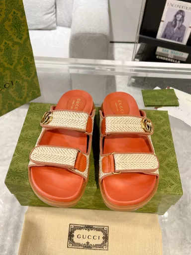 Latest Gucci24ss new product Double G women's Velcro sandals 😎 This flat sandal is designed with Velcro straps, modern and sporty, bringing a comfortable feeling. This accessory is crafted with light blue and ivory GG denim fabrics, and the upper straps are decorated with elegant double G accessories, showing a unique style.Gucci classic monogram fabric surface… hot diamond surface… rubber outsole… ZP mold midsole pad… original metal buckle/diamond surface