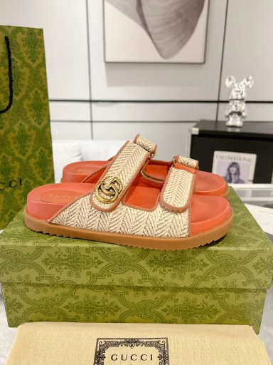 Latest Gucci24ss new product Double G women's Velcro sandals 😎 This flat sandal is designed with Velcro straps, modern and sporty, bringing a comfortable feeling. This accessory is crafted with light blue and ivory GG denim fabrics, and the upper straps are decorated with elegant double G accessories, showing a unique style.Gucci classic monogram fabric surface… hot diamond surface… rubber outsole… ZP mold midsole pad… original metal buckle/diamond surface