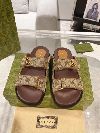 Latest Gucci24ss new product Double G women's Velcro sandals 😎 This flat sandal is designed with Velcro straps, modern and sporty, bringing a comfortable feeling. This accessory is crafted with light blue and ivory GG denim fabrics, and the upper straps are decorated with elegant double G accessories, showing a unique style.Gucci classic monogram fabric surface… hot diamond surface… rubber outsole… ZP mold midsole pad… original metal buckle/diamond surface