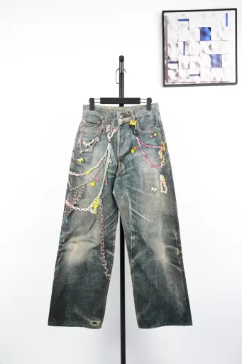 Aikney 1981M candy chain printed denim trousersThis pair of trousers is not real jeans. The denim twill and washed ink splashes on the surface are all printed to look very realistic. The trousers are printed with pure cotton off-white pique, with seasonal optical illusion 