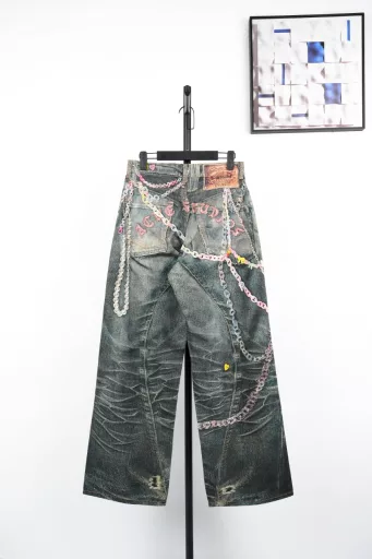 Aikney 1981M candy chain printed denim trousersThis pair of trousers is not real jeans. The denim twill and washed ink splashes on the surface are all printed to look very realistic. The trousers are printed with pure cotton off-white pique, with seasonal optical illusion 