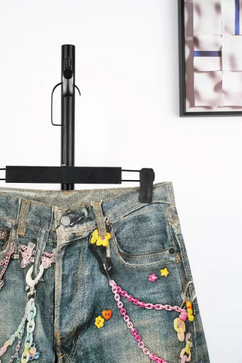 Aikney 1981M candy chain printed denim trousersThis pair of trousers is not real jeans. The denim twill and washed ink splashes on the surface are all printed to look very realistic. The trousers are printed with pure cotton off-white pique, with seasonal optical illusion 