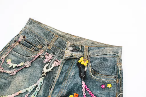 Aikney 1981M candy chain printed denim trousersThis pair of trousers is not real jeans. The denim twill and washed ink splashes on the surface are all printed to look very realistic. The trousers are printed with pure cotton off-white pique, with seasonal optical illusion 