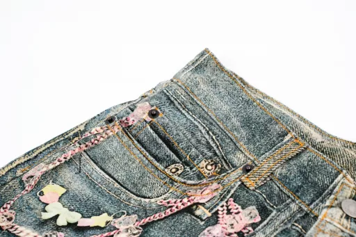 Aikney 1981M candy chain printed denim trousersThis pair of trousers is not real jeans. The denim twill and washed ink splashes on the surface are all printed to look very realistic. The trousers are printed with pure cotton off-white pique, with seasonal optical illusion 