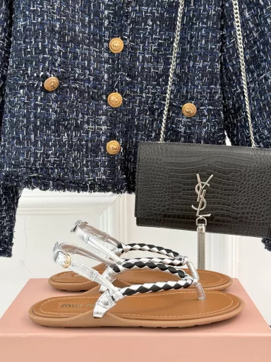 Miu Miu 25s Spring/Summer new productsPress conference Paris Fashion Week flip flopsSimply the pinnacle of summer fashionUpper is made of imported calfskinInner tiptoe is made of imported sheepskinOriginal molded TPU outsole