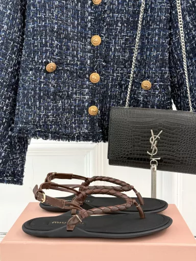 Miu Miu 25s Spring/Summer new productsPress conference Paris Fashion Week flip flopsSimply the pinnacle of summer fashionUpper is made of imported calfskinInner tiptoe is made of imported sheepskinOriginal molded TPU outsole