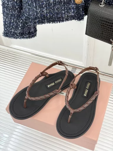 Miu Miu 25s Spring/Summer new productsPress conference Paris Fashion Week flip flopsSimply the pinnacle of summer fashionUpper is made of imported calfskinInner tiptoe is made of imported sheepskinOriginal molded TPU outsole