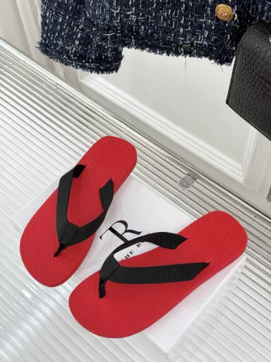 The row25s new spring and summer productsFlip-flopsMinimalist design styleLooks great with any daily outfit!Very stylish and softA must-have for summer travel!Upper is made of original custom materialInner lining is made of mixed sheepskinOriginal molded non-slip outsole