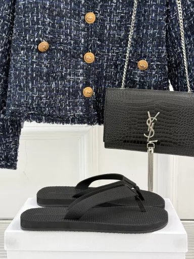 The row25s new spring and summer productsFlip-flopsMinimalist design styleLooks great with any daily outfit!Very stylish and softA must-have for summer travel!Upper is made of original custom materialInner lining is made of mixed sheepskinOriginal molded non-slip outsole
