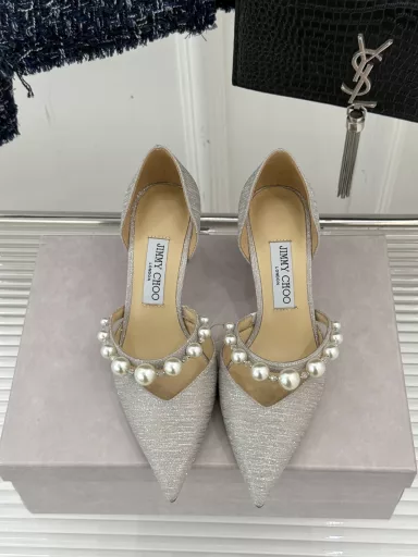 Jimmy Choo 25ss early springNew diamond chain high-heeled sandalsSuperb crystal shoes, so beautiful that you can't take your eyes off themThe shoe shape is very delicate and not too narrow and longThere is enough space inside to allow the toes to relax enoughRhinestones outline a charming arc on the instep, which is simply beautiful360-degree fairy feeling, gorgeous but not exaggerated! !The fabric is made of original custom materialThe lining is imported sheepskinCustomized A-grade Italian leather sole