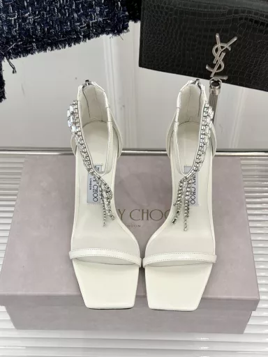 Jimmy Choo 25ss early springNew diamond chain high-heeled sandalsSuperb crystal shoes, so beautiful that you can't take your eyes off themThe shoe shape is very delicate and not too narrow and longThere is enough space inside to allow the toes to relax enoughRhinestones outline a charming arc on the instep, which is simply beautiful360-degree fairy feeling, gorgeous but not exaggerated! !The fabric is made of original custom materialThe lining is imported sheepskinCustomized A-grade Italian leather sole