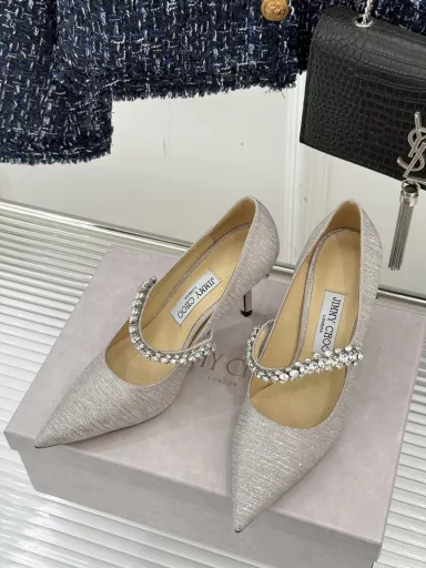 Jimmy Choo classic diamond chainPointed high-heeled slippersSuperb crystal shoes, so beautiful that you can't take your eyes off themThe shoe shape is very delicate and not too narrow and longThere is enough space inside to allow the toes to relax enoughRhinestones outline a charming arc on the instep, which is simply beautiful360-degree fairy feeling, gorgeous but not exaggerated! !The fabric is made of original custom materialThe inner tiptoe is imported sheepskinCustomized A-grade Italian leather sole
