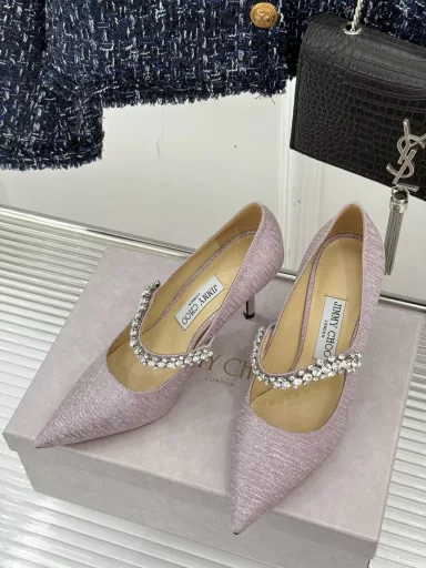 Jimmy Choo classic diamond chainPointed high-heeled slippersSuperb crystal shoes, so beautiful that you can't take your eyes off themThe shoe shape is very delicate and not too narrow and longThere is enough space inside to allow the toes to relax enoughRhinestones outline a charming arc on the instep, which is simply beautiful360-degree fairy feeling, gorgeous but not exaggerated! !The fabric is made of original custom materialThe inner tiptoe is imported sheepskinCustomized A-grade Italian leather sole