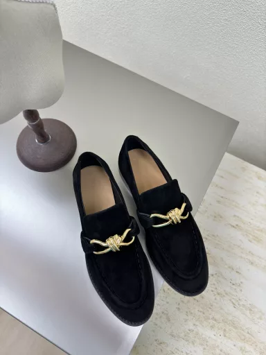 BOTTEGA VENET* Hardware knotted rope accessoriesWomen's Astaire loafersSuede old money style loafersOriginal one-to-one method, consistent hardwareAnother popular trend today is the ceilingExquisite flat sole, wrapped fabric, same color heel leather, carefully designed, never sloppy, durable and comfortable💯The upper material is the same calfskin as the original, the material is soft and smoothHand-sewn rear zipper opening and closing design, sexy and comfortableHand-sewn craftsmanshipThe inner lining of the foot pad is made of sheepskin, comfortable and high-end✅The nailed outsole uses the original mold, consistent genuine leather outsoleBenefits the standardUse original packaging✅The shoe bag uses the rubber logo printing process, the highest end in the market✅Use hot melt glue to shape the toe and heel, easy to rebound and not deform✅High heel series, wrapped fabric technologyThe upper stitching uses Italian computer sewing machine, fine workmanshipUse original packaging, three-in-one box, treat customers sincerely
