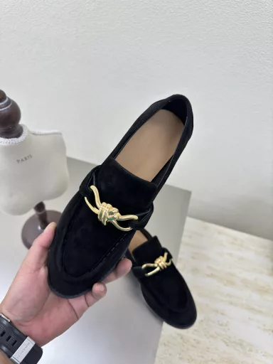 BOTTEGA VENET* Hardware knotted rope accessoriesWomen's Astaire loafersSuede old money style loafersOriginal one-to-one method, consistent hardwareAnother popular trend today is the ceilingExquisite flat sole, wrapped fabric, same color heel leather, carefully designed, never sloppy, durable and comfortable💯The upper material is the same calfskin as the original, the material is soft and smoothHand-sewn rear zipper opening and closing design, sexy and comfortableHand-sewn craftsmanshipThe inner lining of the foot pad is made of sheepskin, comfortable and high-end✅The nailed outsole uses the original mold, consistent genuine leather outsoleBenefits the standardUse original packaging✅The shoe bag uses the rubber logo printing process, the highest end in the market✅Use hot melt glue to shape the toe and heel, easy to rebound and not deform✅High heel series, wrapped fabric technologyThe upper stitching uses Italian computer sewing machine, fine workmanshipUse original packaging, three-in-one box, treat customers sincerely