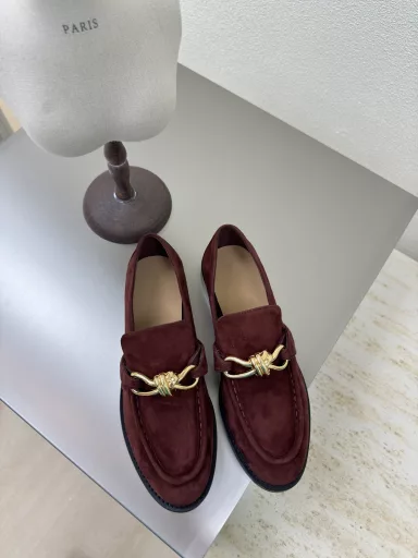 BOTTEGA VENET* Hardware knotted rope accessoriesWomen's Astaire loafersSuede old money style loafersOriginal one-to-one method, consistent hardwareAnother popular trend today is the ceilingExquisite flat sole, wrapped fabric, same color heel leather, carefully designed, never sloppy, durable and comfortable💯The upper material is the same calfskin as the original, the material is soft and smoothHand-sewn rear zipper opening and closing design, sexy and comfortableHand-sewn craftsmanshipThe inner lining of the foot pad is made of sheepskin, comfortable and high-end✅The nailed outsole uses the original mold, consistent genuine leather outsoleBenefits the standardUse original packaging✅The shoe bag uses the rubber logo printing process, the highest end in the market✅Use hot melt glue to shape the toe and heel, easy to rebound and not deform✅High heel series, wrapped fabric technologyThe upper stitching uses Italian computer sewing machine, fine workmanshipUse original packaging, three-in-one box, treat customers sincerely