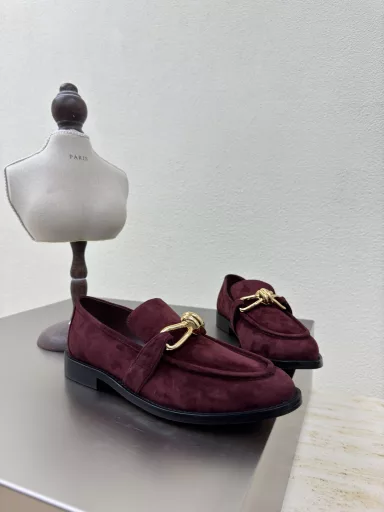 BOTTEGA VENET* Hardware knotted rope accessoriesWomen's Astaire loafersSuede old money style loafersOriginal one-to-one method, consistent hardwareAnother popular trend today is the ceilingExquisite flat sole, wrapped fabric, same color heel leather, carefully designed, never sloppy, durable and comfortable💯The upper material is the same calfskin as the original, the material is soft and smoothHand-sewn rear zipper opening and closing design, sexy and comfortableHand-sewn craftsmanshipThe inner lining of the foot pad is made of sheepskin, comfortable and high-end✅The nailed outsole uses the original mold, consistent genuine leather outsoleBenefits the standardUse original packaging✅The shoe bag uses the rubber logo printing process, the highest end in the market✅Use hot melt glue to shape the toe and heel, easy to rebound and not deform✅High heel series, wrapped fabric technologyThe upper stitching uses Italian computer sewing machine, fine workmanshipUse original packaging, three-in-one box, treat customers sincerely