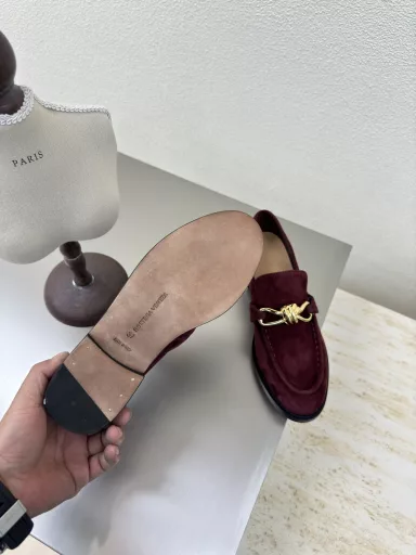BOTTEGA VENET* Hardware knotted rope accessoriesWomen's Astaire loafersSuede old money style loafersOriginal one-to-one method, consistent hardwareAnother popular trend today is the ceilingExquisite flat sole, wrapped fabric, same color heel leather, carefully designed, never sloppy, durable and comfortable💯The upper material is the same calfskin as the original, the material is soft and smoothHand-sewn rear zipper opening and closing design, sexy and comfortableHand-sewn craftsmanshipThe inner lining of the foot pad is made of sheepskin, comfortable and high-end✅The nailed outsole uses the original mold, consistent genuine leather outsoleBenefits the standardUse original packaging✅The shoe bag uses the rubber logo printing process, the highest end in the market✅Use hot melt glue to shape the toe and heel, easy to rebound and not deform✅High heel series, wrapped fabric technologyThe upper stitching uses Italian computer sewing machine, fine workmanshipUse original packaging, three-in-one box, treat customers sincerely