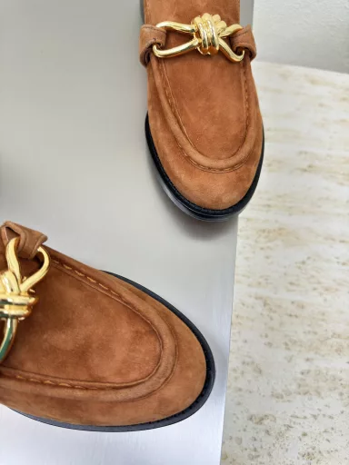 BOTTEGA VENET* Hardware knotted rope accessoriesWomen's Astaire loafersSuede old money style loafersOriginal one-to-one method, consistent hardwareAnother popular trend today is the ceilingExquisite flat sole, wrapped fabric, same color heel leather, carefully designed, never sloppy, durable and comfortable💯The upper material is the same calfskin as the original, the material is soft and smoothHand-sewn rear zipper opening and closing design, sexy and comfortableHand-sewn craftsmanshipThe inner lining of the foot pad is made of sheepskin, comfortable and high-end✅The nailed outsole uses the original mold, consistent genuine leather outsoleBenefits the standardUse original packaging✅The shoe bag uses the rubber logo printing process, the highest end in the market✅Use hot melt glue to shape the toe and heel, easy to rebound and not deform✅High heel series, wrapped fabric technologyThe upper stitching uses Italian computer sewing machine, fine workmanshipUse original packaging, three-in-one box, treat customers sincerely