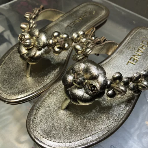Chane＊2025 Spring and Summer Camellia Flip Flops! Top quality, handmade all-leather three-dimensional camellia ~ heavy craftsmanship ~ dozens of camellias inlaid on the entire upper 🌸Super sweet and versatile! Flip-flop style feels good in summer!Upper: imported hybrid sheepskinInner lining: sheepskin liningSole: Italian leather sole
