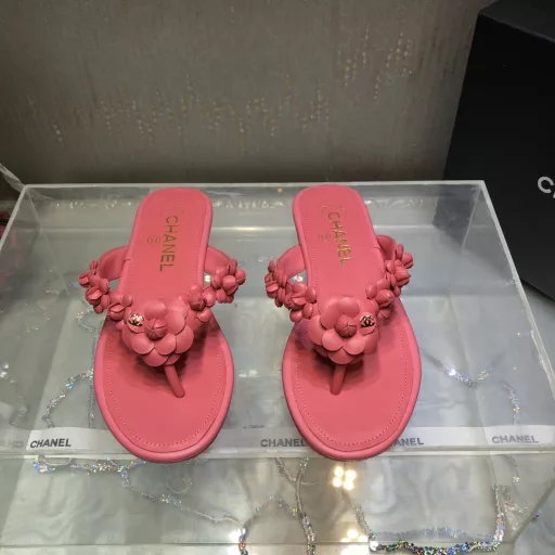 Chane＊2025 Spring and Summer Camellia Flip Flops! Top quality, handmade all-leather three-dimensional camellia ~ heavy craftsmanship ~ dozens of camellias inlaid on the entire upper 🌸Super sweet and versatile! Flip-flop style feels good in summer!Upper: imported hybrid sheepskinInner lining: sheepskin liningSole: Italian leather sole