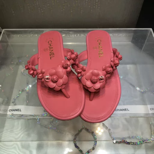 Chane＊2025 Spring and Summer Camellia Flip Flops! Top quality, handmade all-leather three-dimensional camellia ~ heavy craftsmanship ~ dozens of camellias inlaid on the entire upper 🌸Super sweet and versatile! Flip-flop style feels good in summer!Upper: imported hybrid sheepskinInner lining: sheepskin liningSole: Italian leather sole