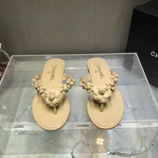 Chane＊2025 Spring and Summer Camellia Flip Flops! Top quality, handmade all-leather three-dimensional camellia ~ heavy craftsmanship ~ dozens of camellias inlaid on the entire upper 🌸Super sweet and versatile! Flip-flop style feels good in summer!Upper: imported hybrid sheepskinInner lining: sheepskin liningSole: Italian leather sole