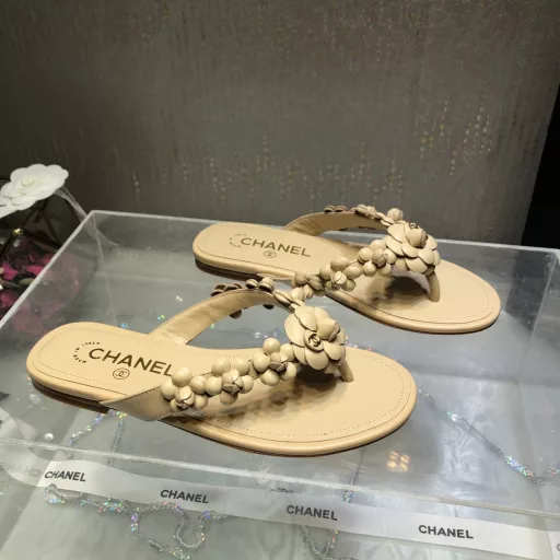 Chane＊2025 Spring and Summer Camellia Flip Flops! Top quality, handmade all-leather three-dimensional camellia ~ heavy craftsmanship ~ dozens of camellias inlaid on the entire upper 🌸Super sweet and versatile! Flip-flop style feels good in summer!Upper: imported hybrid sheepskinInner lining: sheepskin liningSole: Italian leather sole