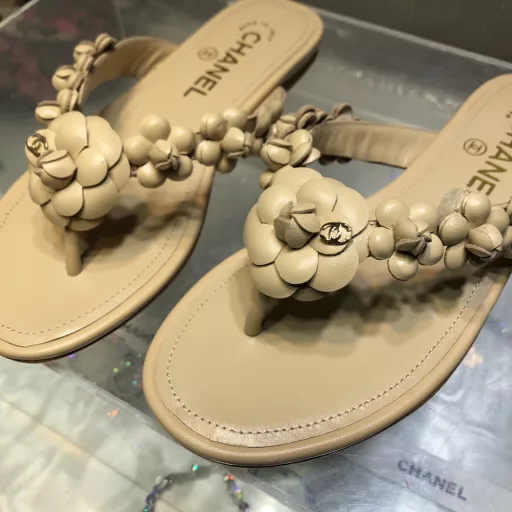 Chane＊2025 Spring and Summer Camellia Flip Flops! Top quality, handmade all-leather three-dimensional camellia ~ heavy craftsmanship ~ dozens of camellias inlaid on the entire upper 🌸Super sweet and versatile! Flip-flop style feels good in summer!Upper: imported hybrid sheepskinInner lining: sheepskin liningSole: Italian leather sole