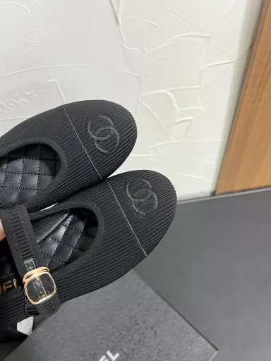 CHANEL Mary Jane Shoes CHANEL Chanel Chanel C Home 2024SS Early Spring Catwalk Flat Shoes Comfortable Mary Jane Shoes A pair of small shoes for super princesses, even more colorful with socks, it is really hard to find a pair of shoes in the counter, and the pictures of Xiaohongshu Internet celebrities are even more popular. The main color of early spring is white, paired with lace socks, full of fairy spirit, upgraded version of the bagging process, soft to wear, super comfortable small round head design, excellent shoe shape, and the foot-wrapping effect is amazing. Try it on and keep the black and white colors decisively. 24 catwalk high-end ready-to-wear customization mainly uses corduroy twill splicing fabrics, which are simple yet sweet and playful. The three-dimensional electric embroidery double C Logo is elegant and atmospheric. The solid color fabric is refreshing and easy to match. The buckle design makes the shoes more comfortable.