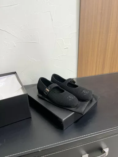 CHANEL Mary Jane Shoes CHANEL Chanel Chanel C Home 2024SS Early Spring Catwalk Flat Shoes Comfortable Mary Jane Shoes A pair of small shoes for super princesses, even more colorful with socks, it is really hard to find a pair of shoes in the counter, and the pictures of Xiaohongshu Internet celebrities are even more popular. The main color of early spring is white, paired with lace socks, full of fairy spirit, upgraded version of the bagging process, soft to wear, super comfortable small round head design, excellent shoe shape, and the foot-wrapping effect is amazing. Try it on and keep the black and white colors decisively. 24 catwalk high-end ready-to-wear customization mainly uses corduroy twill splicing fabrics, which are simple yet sweet and playful. The three-dimensional electric embroidery double C Logo is elegant and atmospheric. The solid color fabric is refreshing and easy to match. The buckle design makes the shoes more comfortable.