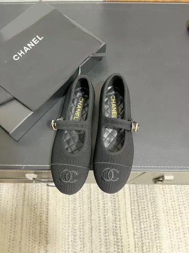 CHANEL Mary Jane Shoes CHANEL Chanel Chanel C Home 2024SS Early Spring Catwalk Flat Shoes Comfortable Mary Jane Shoes A pair of small shoes for super princesses, even more colorful with socks, it is really hard to find a pair of shoes in the counter, and the pictures of Xiaohongshu Internet celebrities are even more popular. The main color of early spring is white, paired with lace socks, full of fairy spirit, upgraded version of the bagging process, soft to wear, super comfortable small round head design, excellent shoe shape, and the foot-wrapping effect is amazing. Try it on and keep the black and white colors decisively. 24 catwalk high-end ready-to-wear customization mainly uses corduroy twill splicing fabrics, which are simple yet sweet and playful. The three-dimensional electric embroidery double C Logo is elegant and atmospheric. The solid color fabric is refreshing and easy to match. The buckle design makes the shoes more comfortable.
