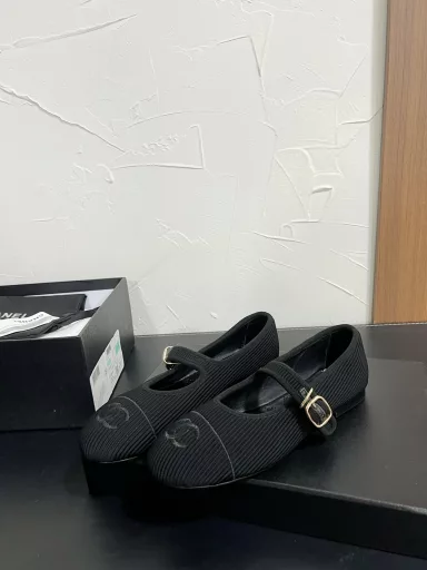 CHANEL Mary Jane Shoes CHANEL Chanel Chanel C Home 2024SS Early Spring Catwalk Flat Shoes Comfortable Mary Jane Shoes A pair of small shoes for super princesses, even more colorful with socks, it is really hard to find a pair of shoes in the counter, and the pictures of Xiaohongshu Internet celebrities are even more popular. The main color of early spring is white, paired with lace socks, full of fairy spirit, upgraded version of the bagging process, soft to wear, super comfortable small round head design, excellent shoe shape, and the foot-wrapping effect is amazing. Try it on and keep the black and white colors decisively. 24 catwalk high-end ready-to-wear customization mainly uses corduroy twill splicing fabrics, which are simple yet sweet and playful. The three-dimensional electric embroidery double C Logo is elegant and atmospheric. The solid color fabric is refreshing and easy to match. The buckle design makes the shoes more comfortable.