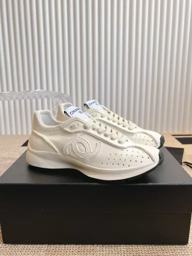 Chanel 25c Early Spring New Dexterity Casual Sports ShoesI highly recommend this season's sports shoes, they are really beautiful.Very light and soft, suitable for those who like mountain climbing and outdoor sports!The upper is made of original customized calfskinThe lining is made of imported mesh material, original molded and customized non-slip outsole