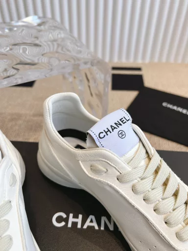 Chanel 25c Early Spring New Dexterity Casual Sports ShoesI highly recommend this season's sports shoes, they are really beautiful.Very light and soft, suitable for those who like mountain climbing and outdoor sports!The upper is made of original customized calfskinThe lining is made of imported mesh material, original molded and customized non-slip outsole