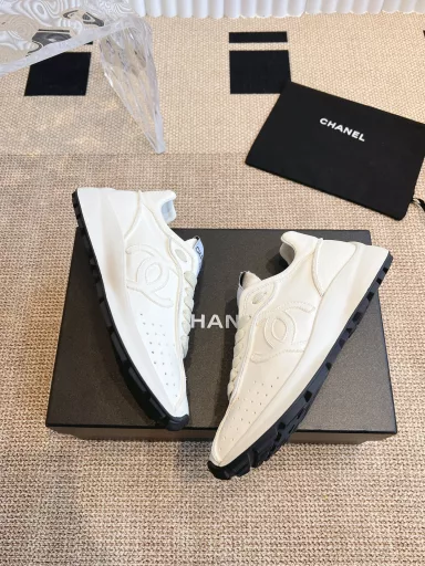 Chanel 25c Early Spring New Dexterity Casual Sports ShoesI highly recommend this season's sports shoes, they are really beautiful.Very light and soft, suitable for those who like mountain climbing and outdoor sports!The upper is made of original customized calfskinThe lining is made of imported mesh material, original molded and customized non-slip outsole
