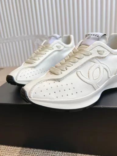 Chanel 25c Early Spring New Dexterity Casual Sports ShoesI highly recommend this season's sports shoes, they are really beautiful.Very light and soft, suitable for those who like mountain climbing and outdoor sports!The upper is made of original customized calfskinThe lining is made of imported mesh material, original molded and customized non-slip outsole