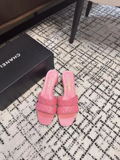 Chanel's early autumn series of lattice electric rust slippers is hot and new, this season's Chanel's small hit!I really fell in love with it at first sight, the classic color matching is perfect!It is really super individual, which is the biggest highlight of this shoe. The eye-catching but not exaggerated design is super cool for daily life.Whether it is matched with pants, sweatshirts or skirts, it is super versatile. It looks good no matter how you wear it. The more you look at it, the more you like it!