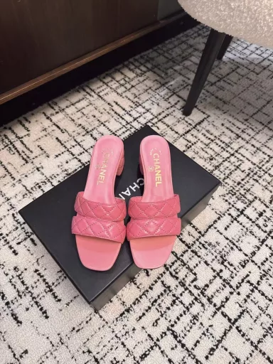 Chanel's early autumn series of lattice electric rust slippers is hot and new, this season's Chanel's small hit!I really fell in love with it at first sight, the classic color matching is perfect!It is really super individual, which is the biggest highlight of this shoe. The eye-catching but not exaggerated design is super cool for daily life.Whether it is matched with pants, sweatshirts or skirts, it is super versatile. It looks good no matter how you wear it. The more you look at it, the more you like it!