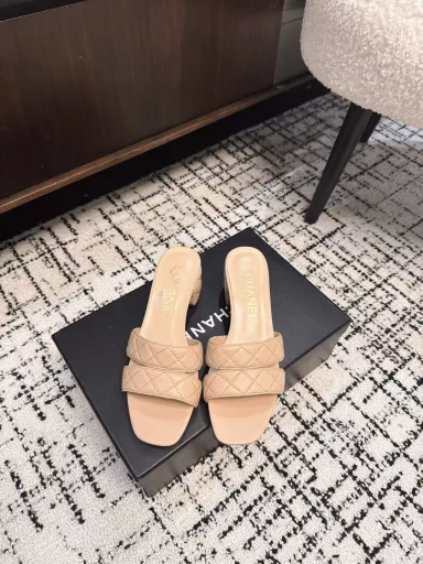 Chanel's early autumn series of lattice electric rust slippers is hot and new, this season's Chanel's small hit!I really fell in love with it at first sight, the classic color matching is perfect!It is really super individual, which is the biggest highlight of this shoe. The eye-catching but not exaggerated design is super cool for daily life.Whether it is matched with pants, sweatshirts or skirts, it is super versatile. It looks good no matter how you wear it. The more you look at it, the more you like it!