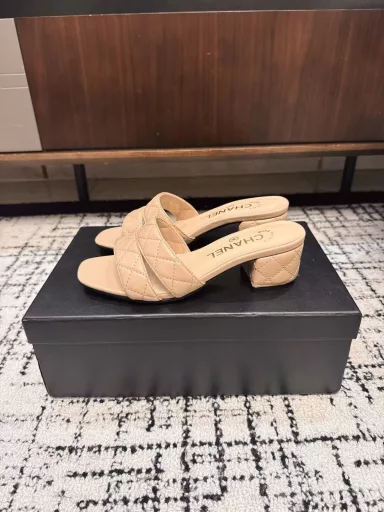 Chanel's early autumn series of lattice electric rust slippers is hot and new, this season's Chanel's small hit!I really fell in love with it at first sight, the classic color matching is perfect!It is really super individual, which is the biggest highlight of this shoe. The eye-catching but not exaggerated design is super cool for daily life.Whether it is matched with pants, sweatshirts or skirts, it is super versatile. It looks good no matter how you wear it. The more you look at it, the more you like it!
