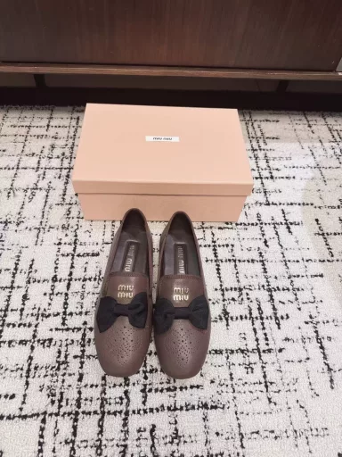 Miu Mi* 25ss Holiday Series New Flat-soled Half-slippers/Single Shoes LoafersMiu Girls is really not exaggerating! The bow + velvet really buffs up the whole shoe. I slapped my thighs and wanted to buy the shoes when I saw them for the first time. The rubber sole does not need to be attached to the bottom, it is soft and comfortable, and it feels very versatile when paired with tights in autumn and winter. Princesses, please buy with me!