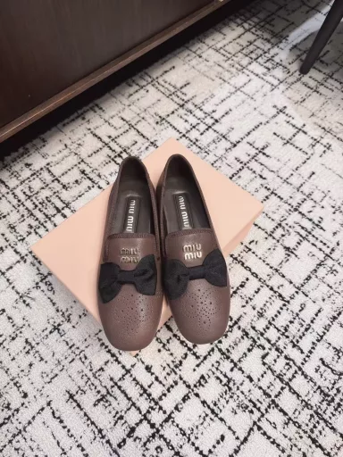 Miu Mi* 25ss Holiday Series New Flat-soled Half-slippers/Single Shoes LoafersMiu Girls is really not exaggerating! The bow + velvet really buffs up the whole shoe. I slapped my thighs and wanted to buy the shoes when I saw them for the first time. The rubber sole does not need to be attached to the bottom, it is soft and comfortable, and it feels very versatile when paired with tights in autumn and winter. Princesses, please buy with me!